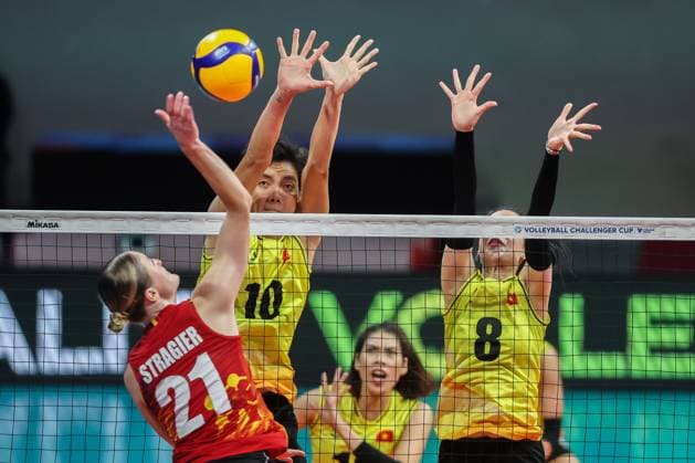 (240707) -- MANILA, July 7, 2024 -- Manon Stragier (L) of Belgium spikes the ball during the 3rd place match between Vietnam and Belgium at the FIVB Women s Volleyball Challenger Cup 2024 in Manila, the Philippines, on July 7, 2024. ) (SP)PHILIPPINES-MANILA-VOLLEYBALL-FIVB WOMEN S CHALLENGER CUP 2024-VIETNAM VS BELGIUM RouellexUmali 