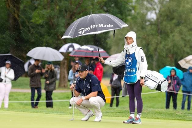 Martin Kaymer (GER) beim lesen der Puttlinie, Caddy von Martin Kaymer, seine Frau Irene Scholz, BMW International Open 2024, Golf, DP World Tour, Herren, Finale, 07.07.2024 Moosinning Bayern Deutschland