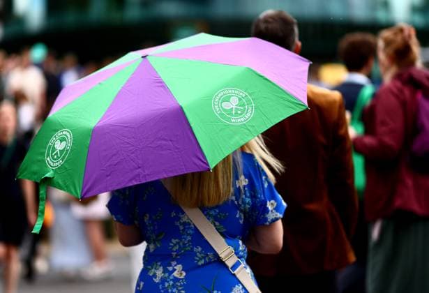 Sport Bilder des Tages Umbrellas are seen up around centre court as rain falls before the start of play. Wimbledon Tennis Championships, Day 7, The All England Lawn Tennis and Croquet Club, London, UK - 07 Jul 2024  Copyright: xJamesxMarsh Shutterstockx 14575060b
