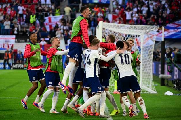 Englische Spieler feiern den Sieg, England - Schweiz, Fussball, UEFA EURO, EM, Europameisterschaft,Fussball 2024, Viertelfinale, 06.07.2024 Düsseldorf Nordrhein - Westfalen Deutschland