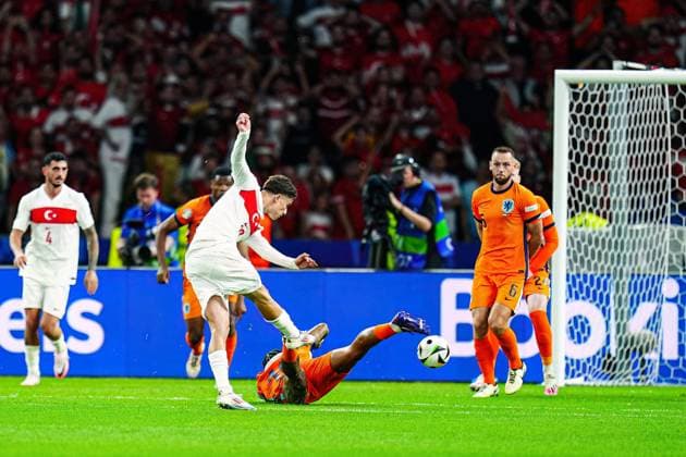 Torschuss Torchance Kenan Yildiz (Tuerkei, 19), Memphis Depay (Niederlande, 10) blockt GER, Niederlande vs. Tuerkei, Fussball Europameisterschaft, UEFA EURO, EM, Europameisterschaft,Fussball 2024, Viertelfinale, 06.07.2024 GER, Niederlande vs. Tuerkei, Fussball Europameisterschaft, UEFA Euro 2024, Viertelfinale, 06.07.2024 Berlin Copyright: xEibner-Pressefoto MarcelxvonxFehrnx EP_MFN