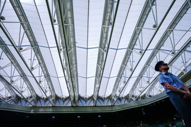 Sport Bilder des Tages Another day of rain sees the roof closed on Centre Court Wimbledon Tennis Championships, Day 7, The All England Lawn Tennis and Croquet Club, London, UK - 07 Jul 2024  Copyright: xJavierxGarcia Shutterstockx 14575058b
