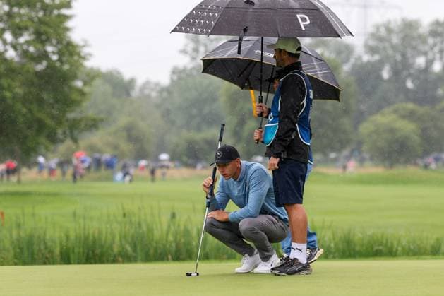 Matti Schmid (GER) beim lesen der Puttlinie, BMW International Open 2024, Golf, DP World Tour, Herren, Finale, 07.07.2024 Moosinning Bayern Deutschland