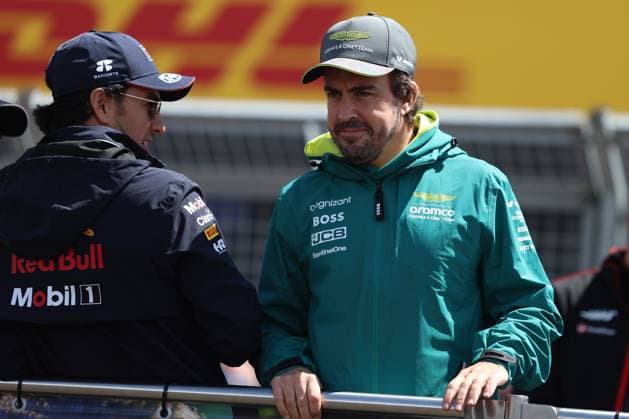 07.07.2024, xrarjax, Motorsport FIA Formel 1, Großer Preis von Großbritannien 2024 emspor, v.l. Sergio Perez (Oracle Red Bull Racing) Startnummer 11 Fernando Alonso (Aston Martin) Startnummer 14 Silverstone