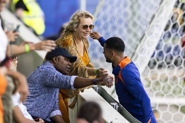 WOLFSBURG - Cody Gakpo with his parents during a training session of the Dutch national team, Nationalteam at the AOK Stadium on July 07, 2024 in Wolfsburg, Germany. The Dutch national team is preparing for the semi-finals of the European Football Championship in Germany against England. ANP KOEN VAN WEEL UEFA EURO, EM, Europameisterschaft,Fussball 2024 2024 xVIxANPxSportx xxANPxIVx 502982617 originalFilename: 502982617.jpg