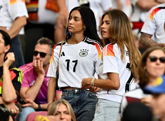 05.07.2024, xscotx, Fussball EM 2024 Viertelfinale, Spanien - Deutschland, emspor, v.l. Aaliyah (Freundin von Florian Wirtz), Sophia Weber, die Freundin von Kai Havertz Stuttgart