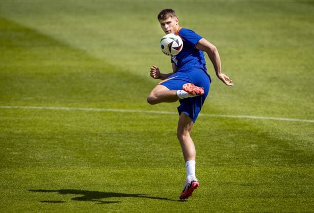 WOLFSBURG - Micky van de Ven during a training session of the Dutch national team, Nationalteam in the AOK Stadium on July 7, 2024 in Wolfsburg, Germany. The Dutch national team is preparing for the semi-finals of the European Football Championship in Germany against England. ANP KOEN VAN WEEL UEFA EURO, EM, Europameisterschaft,Fussball 2024 2024 xVIxANPxSportx xxANPxIVx 502987473 originalFilename: 502987473.jpg