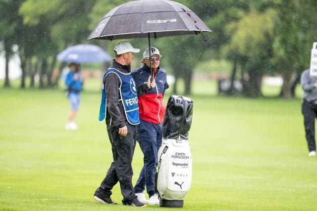 Ewen Ferguson im Gerspraech mit seinem Caddy, BMW International Open 2024, Golf, 07.07.2024 Muenchen Bayern Deutschland