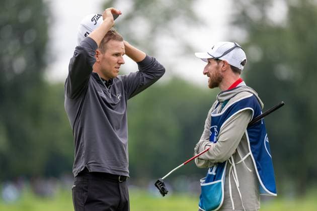Jeremy Paul nimmt das Golfcap ab im Gespraech mit seinem Caddy, BMW International Open 2024, Golf, 07.07.2024 Muenchen Bayern Deutschland