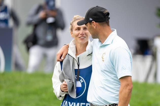 Martin Kaymer mit Ehefrau Irene Scholz (Caddy), BMW International Open 2024, Golf, 07.07.2024 Muenchen Bayern Deutschland
