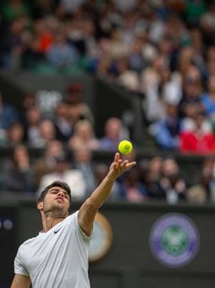 Tennis - Wimbledon Championship 2024 - Day 7 LONDON, ENGLAND - Sunday, July 7, 2024: Carlos Alcaraz (ESP) serves during the Gentlemen s Singles 4th Round match on Day Seven of The Championships Wimbledon 2024 at the All England Lawn Tennis and Croquet Club. (Photo by Kirsten Holst Propaganda) LONDON All England Lawn Tennis and Croq GREATER LONDON ENGLAND  Copyright: xKirstenxHolstx 2024-07-07-016-Wimbledon_Day_7
