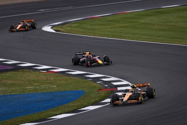 04 NORRIS Lando (gbr), McLaren F1 Team MCL38, action during the Formula 1 Qatar Airways British Grand Prix 2024, 12th round of the 2024 Formula One World Championship, WM, Weltmeisterschaft from July 5 to 7, 2024 on the Silverstone Circuit, in Silverstone, United Kingdom - F1 - BRITISH GRAND PRIX 2024 DPPI Panoramic  240707_R12_GRAN_BRETAGNA_DP_EA014898