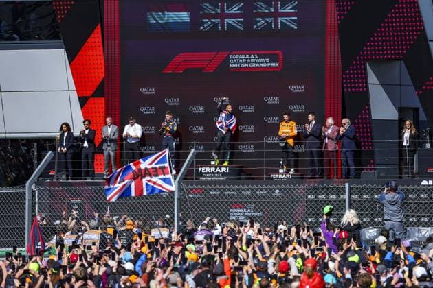 HAMILTON Lewis (gbr), Mercedes AMG F1 Team W15, VERSTAPPEN Max (ned), Red Bull Racing RB20, NORRIS Lando (gbr), McLaren F1 Team MCL38, portrait, podium during the Formula 1 Qatar Airways British Grand Prix 2024, 12th round of the 2024 Formula One World Championship, WM, Weltmeisterschaft from July 5 to 7, 2024 on the Silverstone Circuit, in Silverstone, United Kingdom - F1 - BRITISH GRAND PRIX 2024 DPPI Panoramic 240707_R12_GRAN_BRETAGNA_DP_FG001550