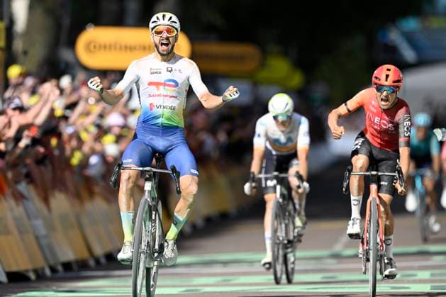 Sport Themen der Woche KW27 Sport Bilder des Tages Tour de France 2024 - Stage 09 TROYES, FRANCE - JULY 07 : Turgis Anthony (FRA) of TotalEnergies wins, Pidcock Thomas (GBR) of INEOS Grenadiers during stage 9 of the 111th edition of the Tour de France 2024 cycling race, a stage of 199 kms with start and finish in Troyes on July 07, 2024 in Troyes, France, 07 07 2024 Troyes France  Copyright: xNicoxVereeckenx