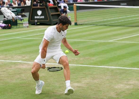 Carlos Alcaraz (ESP) spielt einen Tweener Copyright: xJuergenxHasenkopfx