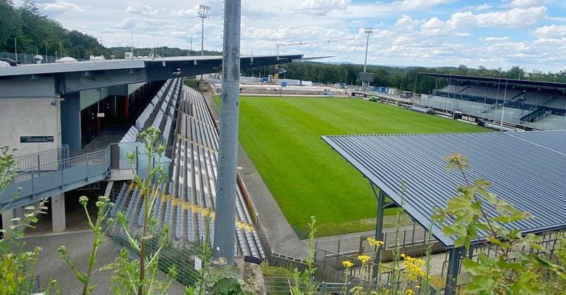 07.07.2024, xsnsx, Fussball 2.Bundesliga, SV Elversberg - Stadionumbau emspor, v.l. Baufortschritt in der Elversberger Ursapharm-Arena, der Gästeblock wird umgebaut (DFL DFB REGULATIONS PROHIBIT ANY USE OF PHOTOGRAPHS as IMAGE SEQUENCES and or QUASI-VIDEO) Elversberg