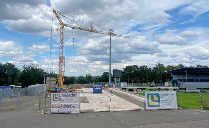 07.07.2024, xsnsx, Fussball 2.Bundesliga, SV Elversberg - Stadionumbau emspor, v.l. Baufortschritt in der Elversberger Ursapharm-Arena, der Gästeblock wird umgebaut (DFL DFB REGULATIONS PROHIBIT ANY USE OF PHOTOGRAPHS as IMAGE SEQUENCES and or QUASI-VIDEO) Elversberg