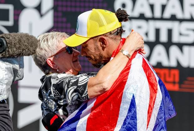 Sport Bilder des Tages 44 Lewis Hamilton (GBR, Mercedes-AMG Petronas F1 Team) and his mother Carmen, F1 Grand Prix of Great Britain at Silverstone Circuit on July 7, 2024 in Silverstone, Great Britain. (Photo by HOCH ZWEI) Silverstone Great Britain
