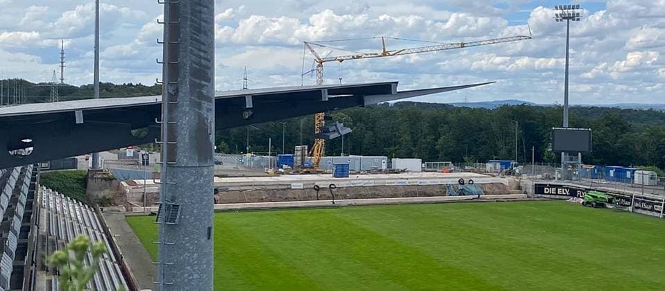 07.07.2024, xsnsx, Fussball 2.Bundesliga, SV Elversberg - Stadionumbau emspor, v.l. Baufortschritt in der Elversberger Ursapharm-Arena, der Gästeblock wird umgebaut (DFL DFB REGULATIONS PROHIBIT ANY USE OF PHOTOGRAPHS as IMAGE SEQUENCES and or QUASI-VIDEO) Elversberg