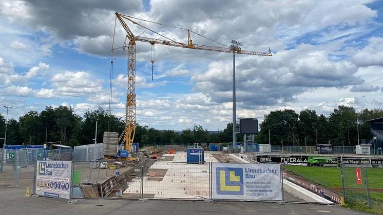 07.07.2024, xsnsx, Fussball 2.Bundesliga, SV Elversberg - Stadionumbau emspor, v.l. Baufortschritt in der Elversberger Ursapharm-Arena, der Gästeblock wird umgebaut (DFL DFB REGULATIONS PROHIBIT ANY USE OF PHOTOGRAPHS as IMAGE SEQUENCES and or QUASI-VIDEO) Elversberg