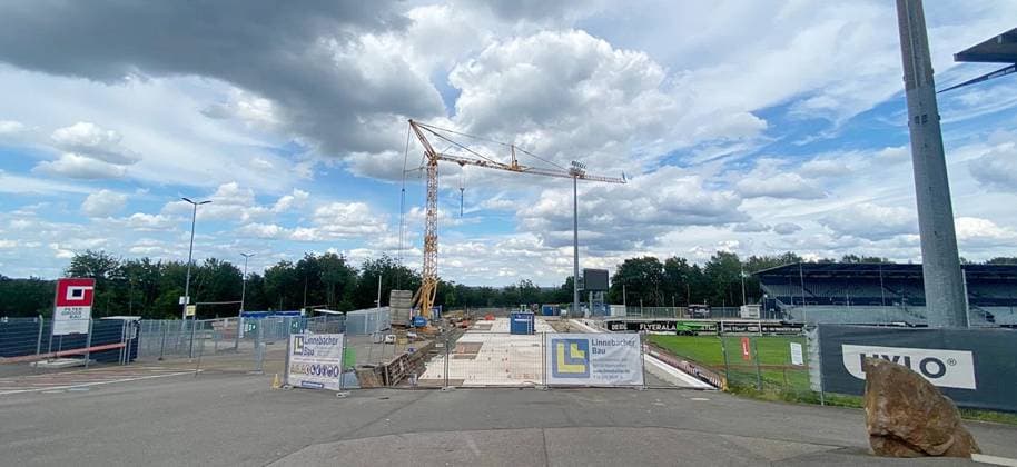 07.07.2024, xsnsx, Fussball 2.Bundesliga, SV Elversberg - Stadionumbau emspor, v.l. Baufortschritt in der Elversberger Ursapharm-Arena, der Gästeblock wird umgebaut (DFL DFB REGULATIONS PROHIBIT ANY USE OF PHOTOGRAPHS as IMAGE SEQUENCES and or QUASI-VIDEO) Elversberg