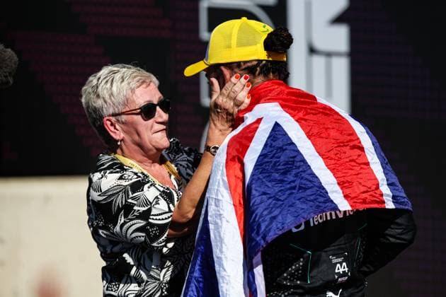 HAMILTON Lewis (gbr), Mercedes AMG F1 Team W15, portrait celebrates the victory with his mom Carmen Larbalestier during the Formula 1 Qatar Airways British Grand Prix 2024, 12th round of the 2024 Formula One World Championship, WM, Weltmeisterschaft from July 5 to 7, 2024 on the Silverstone Circuit, in Silverstone, United Kingdom - F1 - BRITISH GRAND PRIX 2024 DPPI Panoramic  240707_R12_GRAN_BRETAGNA_DP_XB3_9371