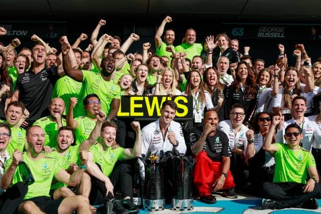 Sport Bilder des Tages 44 Lewis Hamilton (GBR, Mercedes-AMG Petronas F1 Team), Peter Bonnington (GBR, Mercedes-AMG Petronas F1 Team), F1 Grand Prix of Great Britain at Silverstone Circuit on July 7, 2024 in Silverstone, Great Britain. (Photo by HOCH ZWEI) Silverstone Great Britain