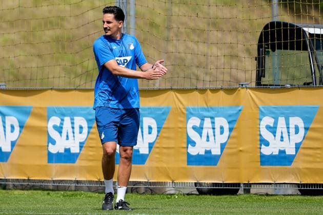 Benjamin Hübner (Co-Trainer, Hoffenheim), gibt Anweisungen, gestikuliert, mit den Armen gestikulieren, Freisteller, Ganzkörper, Einzelbild, Einzelfoto, Aktion, Action, 07.07.2024, Zuzenhausen (Deutschland), Fussball, Bundesliga, Trainingsauftakt TSG 1899 Hoffenheim, 07.07.2024, Zuzenhausen (Deutschland), Fussball, Bundesliga, Trainingsauftakt TSG 1899 Hoffenheim, DFB DFL REGULATIONS PROHIBIT ANY USE OF PHOTOGRAPHS AS IMAGE SEQUENCES AND OR QUASI-VIDEO.