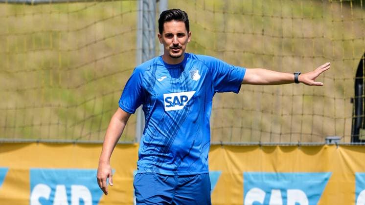 Benjamin Hübner (Co-Trainer, Hoffenheim), gibt Anweisungen, gestikuliert, mit den Armen gestikulieren, Einzelbild, Einzelfoto, Aktion, Action, 07.07.2024, Zuzenhausen (Deutschland), Fussball, Bundesliga, Trainingsauftakt TSG 1899 Hoffenheim, 07.07.2024, Zuzenhausen (Deutschland), Fussball, Bundesliga, Trainingsauftakt TSG 1899 Hoffenheim, DFB DFL REGULATIONS PROHIBIT ANY USE OF PHOTOGRAPHS AS IMAGE SEQUENCES AND OR QUASI-VIDEO.
