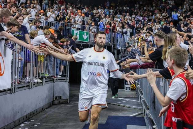 Basketball Länderspiel Deutschland - Frankreich am 06.07.2024 in der Lanxess Arena in Köln Leon Kratzer ( Deutschland ) wird von den Fans begrüßt