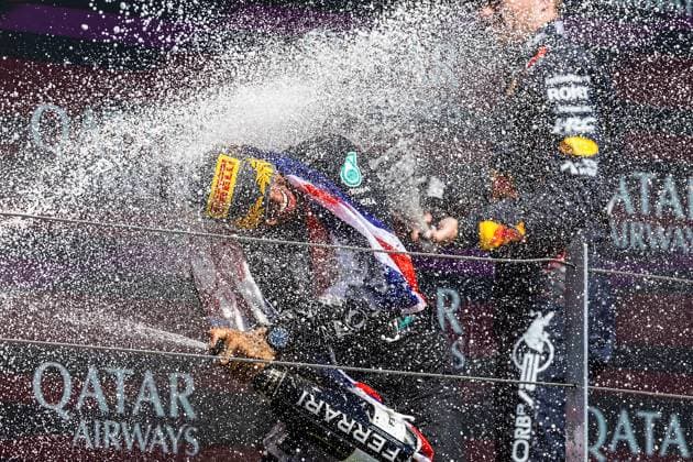 FORMULA 1 QATAR AIRWAYS BRITISH GRAND PRIX 2024 07.07.2024, Silverstone Circuit, Silverstone, FORMULA 1 QATAR AIRWAYS BRITISH GRAND PRIX 2024 , im Bild Sieger Lewis Hamilton (GBR), Mercedes-AMG Petronas Formula One Team mit Max Verstappen (NLD), Oracle Red Bull Racing