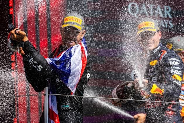 FORMULA 1 QATAR AIRWAYS BRITISH GRAND PRIX 2024 07.07.2024, Silverstone Circuit, Silverstone, FORMULA 1 QATAR AIRWAYS BRITISH GRAND PRIX 2024 , im Bild Sieger Lewis Hamilton (GBR), Mercedes-AMG Petronas Formula One Team mit Max Verstappen (NLD), Oracle Red Bull Racing