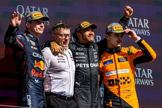 FORMULA 1 QATAR AIRWAYS BRITISH GRAND PRIX 2024 07.07.2024, Silverstone Circuit, Silverstone, FORMULA 1 QATAR AIRWAYS BRITISH GRAND PRIX 2024 , im Bild Sieger Lewis Hamilton (GBR), Mercedes-AMG Petronas Formula One Team, 2. Platz für Max Verstappen (NLD), Oracle Red Bull Racing, 3. Platz für Lando Norris (GBR), McLaren F1 Team und Renningenieur Peter Bonnington (Mercedes-AMG Petronas F1 Team)