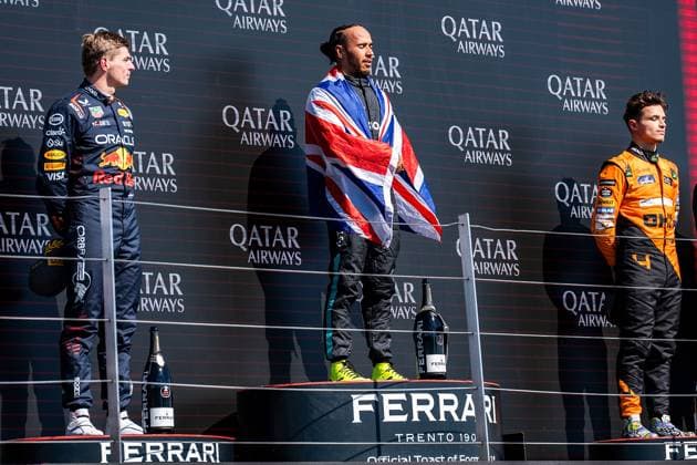 FORMULA 1 QATAR AIRWAYS BRITISH GRAND PRIX 2024 07.07.2024, Silverstone Circuit, Silverstone, FORMULA 1 QATAR AIRWAYS BRITISH GRAND PRIX 2024 , im Bild Sieger Lewis Hamilton (GBR), Mercedes-AMG Petronas Formula One Team mit Max Verstappen (NLD), Oracle Red Bull Racing und Lando Norris (GBR), McLaren F1 Team