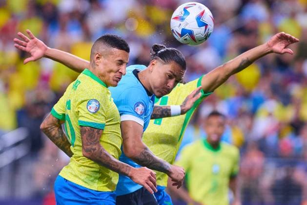 RECORD DATE NOT STATED Copa America USA 2024 Uruguay (4p) 0-0 (2p) Brazil - Quarter-final Guilherme Arana (L) of Brazil fights for the ball with Darwin Nunez (R) of Uruguay during the CONMEBOL Copa America 2024 Quarter-final match between Uruguay and Brazil, at Allegiant Stadium, on July 06, 2024 in Las Vegas, Nevada, United States. LAS VEGAS NEVADA UNITED STATES  Copyright: xJONATHANxDUENASx 20240706211033_CA_QF_2024_URU_BRA_NUNEZ172