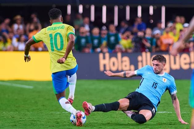 RECORD DATE NOT STATED Copa America USA 2024 Uruguay vs Brazil - Quarter-final Rodrygo (L) of Brazil fights for the ball with Federico Valverde (R) of Uruguay during the CONMEBOL Copa America 2024 Quarter-final match between Uruguay and Brazil, at Allegiant Stadium, on July 06, 2024 in Las Vegas, Nevada, United States. LAS VEGAS NEVADA UNITED STATES  Copyright: xJONATHANxDUENASx 20240706212621_CA_QF_2024_URU_BRA_VALVERDE196