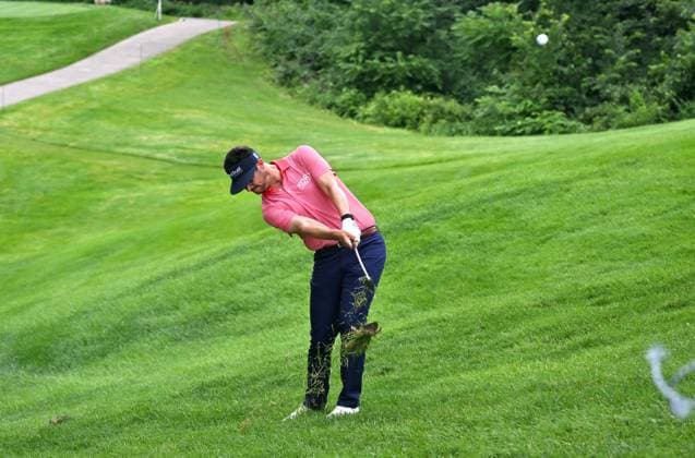 SILVIS, IL - JULY 07: Golfer Beau Hossler hits from the rough onto the 6 fairway during the final round of the John Deere Golf PGA, Golf Herren Classic on July 07, 2024, at TPC Deere Run, Silvis IL. (Photo by Keith Gillett Icon Sportswire) GOLF: JUL 07 PGA John Deere Classic EDITORIAL USE ONLY Icon24070722