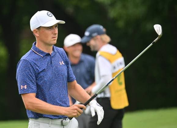 SILVIS, IL - JULY 07: Golfer Jordan Spieth gets ;ready to hit his approach shot on the 6 hole during the final round of the John Deere Golf PGA, Golf Herren Classic on July 07, 2024, at TPC Deere Run, Silvis IL. (Photo by Keith Gillett Icon Sportswire) GOLF: JUL 07 PGA John Deere Classic EDITORIAL USE ONLY Icon24070752