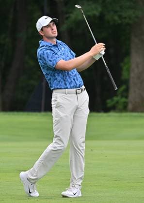 SILVIS, IL - JULY 07: Golfer Davis Thompson hits his approach shot on the 6 fairway during the final round of the John Deere Golf PGA, Golf Herren Classic on July 07, 2024, at TPC Deere Run, Silvis IL. (Photo by Keith Gillett Icon Sportswire) GOLF: JUL 07 PGA John Deere Classic EDITORIAL USE ONLY Icon24070769