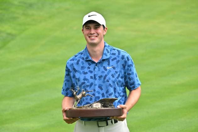 SILVIS, IL - JULY 07: Golfer Davis Thompson holds the championship trophy after winning the John Deere Golf PGA, Golf Herren Classic on July 07, 2024, at TPC Deere Run, Silvis IL. (Photo by Keith Gillett Icon Sportswire) GOLF: JUL 07 PGA John Deere Classic EDITORIAL USE ONLY Icon24070780