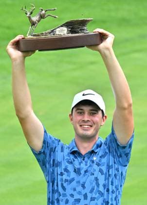 SILVIS, IL - JULY 07: Golfer Davis Thompson holds up the championship trophy after winning the John Deere Golf PGA, Golf Herren Classic on July 07, 2024, at TPC Deere Run, Silvis IL. (Photo by Keith Gillett Icon Sportswire) GOLF: JUL 07 PGA John Deere Classic EDITORIAL USE ONLY Icon24070781
