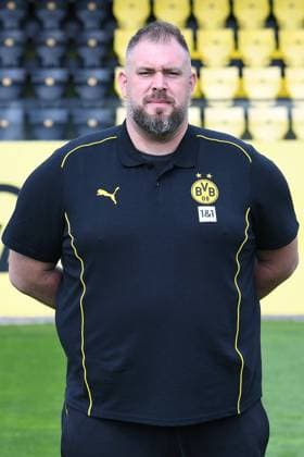 Borussia Dortmund II; 3.Liga, Porträttermin 2024 2025 Zeugwart Max Plaga; Borussia Dortmund II; 3. Liga, Porträttermin 2024 2025