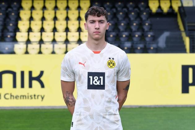Borussia Dortmund II; 3.Liga, Porträttermin 2024 2025 Silas Ostrczinski; Borussia Dortmund II; 3. Liga, Porträttermin 2024 2025