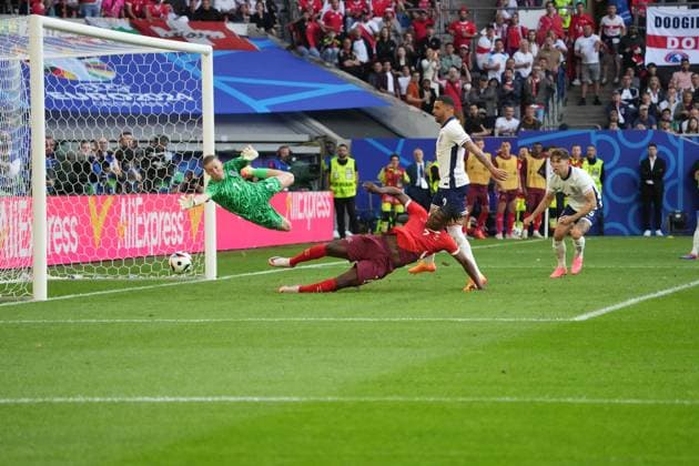 Breel Embolo (Schweiz, Switzerland, Suisse, 07) erzielt das Tor zum 0:1 gegen Kyle Walker (England, 02), Torwart Goalie Jordan Pickford (England, 01) - Düsseldorf 06.07.2024: England vs. Schweiz, EURO2024 M48, Viertelfinale, EM-Arena Düsseldorf