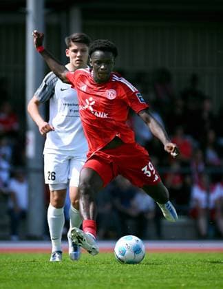Fussball, 2. Bundesliga, Deutschland, Herren, Testspiel zur Saison 2024 2025; Holzheimer SG - Fortuna Düsseldorf: Noah Mbamba (F95). Aktion