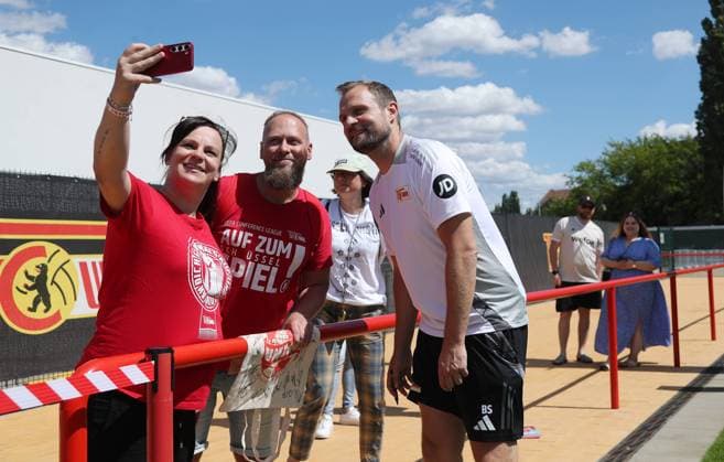 Trainer Bo Svensson macht mit Fans Selfie Fußball Fussball Training 1.Bundesliga Herren DFL Saison 2024 2025 20.02.2023 1.FC Union Berlin FCU DFL regulations prohibit any use of photographs as image sequences and or quasi-video.