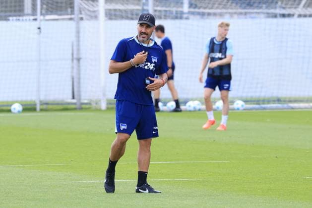DEU, DFL, 2. FBL Hertha BSC, Training, 08.07.2024, Sportforum, Berlin, DEU, DFL, 2. FBL Hertha BSC, Training, im Bild Cheftrainer Cristian Fiel (Hertha BSC Berlin) DFL - regulations prohibit any use of Photographs as image sequences and or quasi-video Foto: Juergen Engler nordphoto GmbH