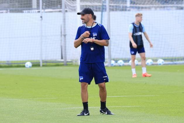 DEU, DFL, 2. FBL Hertha BSC, Training, 08.07.2024, Sportforum, Berlin, DEU, DFL, 2. FBL Hertha BSC, Training, im Bild Cheftrainer Cristian Fiel (Hertha BSC Berlin) DFL - regulations prohibit any use of Photographs as image sequences and or quasi-video Foto: Juergen Engler nordphoto GmbH