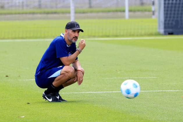 DEU, DFL, 2. FBL Hertha BSC, Training, 08.07.2024, Sportforum, Berlin, DEU, DFL, 2. FBL Hertha BSC, Training, im Bild Cheftrainer Cristian Fiel (Hertha BSC Berlin), DFL - regulations prohibit any use of Photographs as image sequences and or quasi-video Foto: Juergen Engler nordphoto GmbH