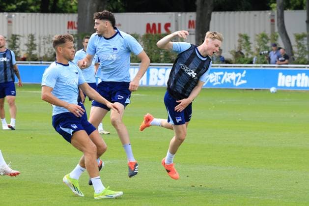 DEU, DFL, 2. FBL Hertha BSC, Training, 08.07.2024, Sportforum, Berlin, DEU, DFL, 2. FBL Hertha BSC, Training, im Bild Julian Eitschberger (Hertha BSC Berlin 42), Agust’n Rogel (Hertha BSC Berlin 3), Florian Niederlechner (Hertha BSC Berlin 7) DFL - regulations prohibit any use of Photographs as image sequences and or quasi-video Foto: Juergen Engler nordphoto GmbH